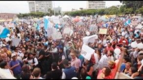Miles de manifestantes exigen la renuncia del presidente de Guatemala