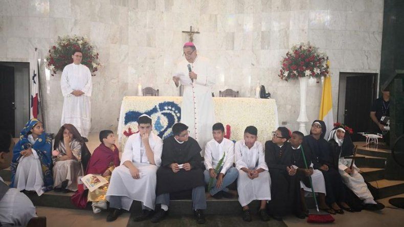 Monseñor Ulloa participó en desfile conmemorativo a la fiesta de todos los santos