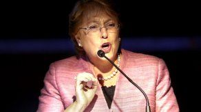 Bachelet sale al balotaje a confirmar triunfo ante derechista Matthei en Chile