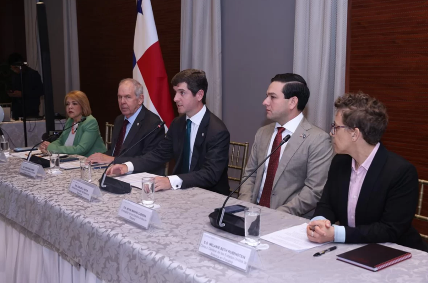 El ministro de Carlos Hoyos encabezó el primer encuentro. El ministro de Carlos Hoyos encabezó el primer encuentro.