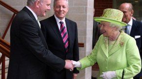 La reina británica y ex oficial del IRA se saludan en paz