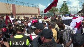 Impiden ingreso de un grupo de trabajadores a la ruta del desfile en Colón Impiden ingreso de un grupo de trabajadores a la ruta del desfile en Colón