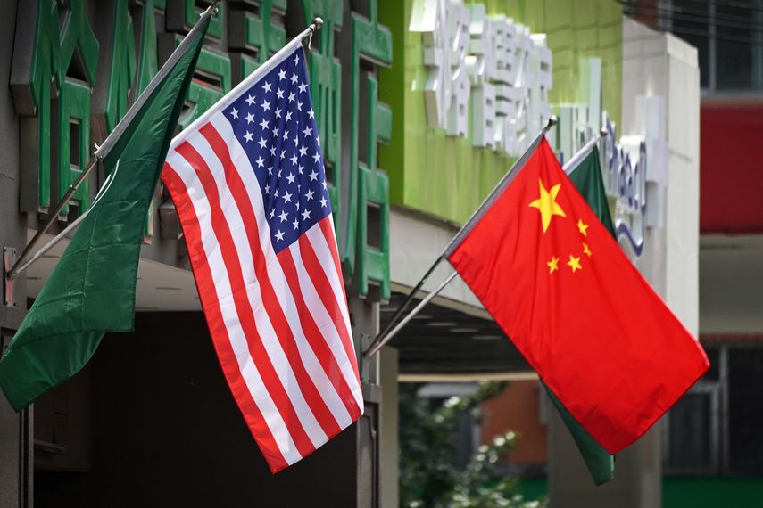 Banderas de Estados Unidos y China.