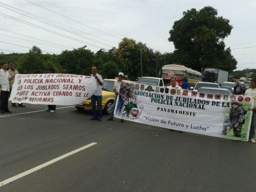Policías jubilados cierran paño de vía Panamericana por retraso en pagos