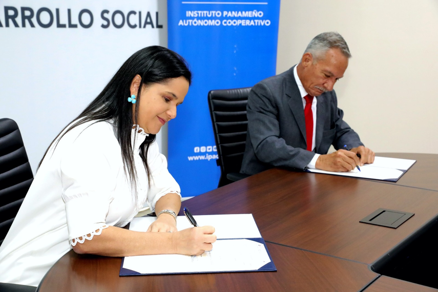 MIDES e IPACOOP firman convenio.