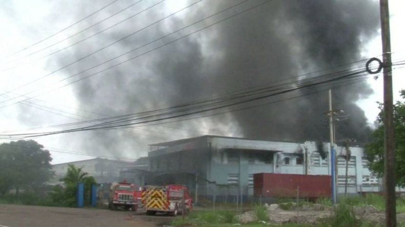 Incendio en una bodega en Colón, varias personas afectadas por humo