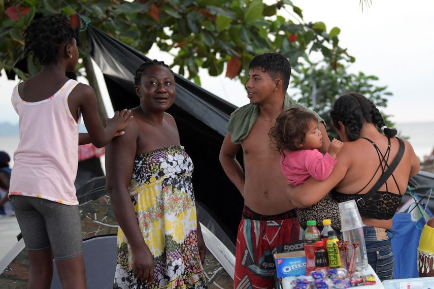 Unos 60 migrantes venezolanos pasan sus días en el precario campamento levantado en la playa de Necoclí.