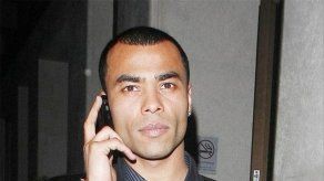 El futbolista Ashley Cole recibe una paliza de una conejita Playboy
