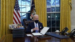 Biden firma sus primeros decretos en Oficina Oval