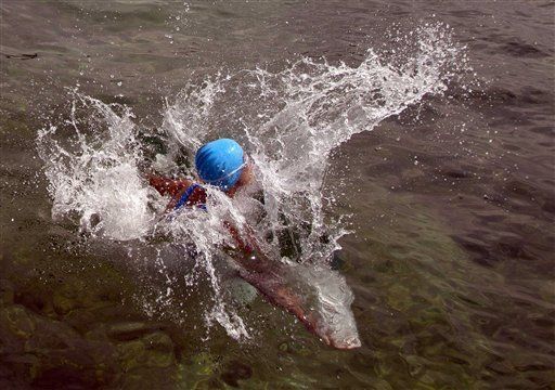 Cuba: Nadadora Nyad sobre marca de 28 horas; continúa a Florida