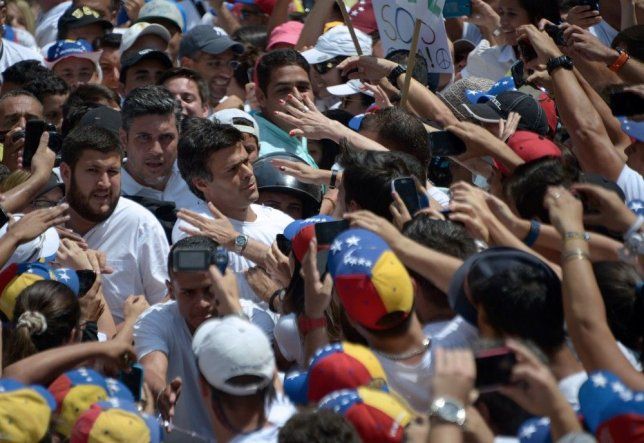 Leopoldo López, líder opositor venezolano, se entrega