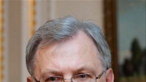 Renuncia ministro de Hacienda ucraniano; crédito FMI bloqueado