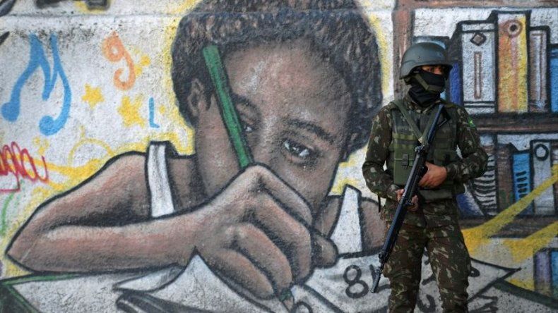 Adolescente abre fuego en escuela de Brasil, deja 2 heridos