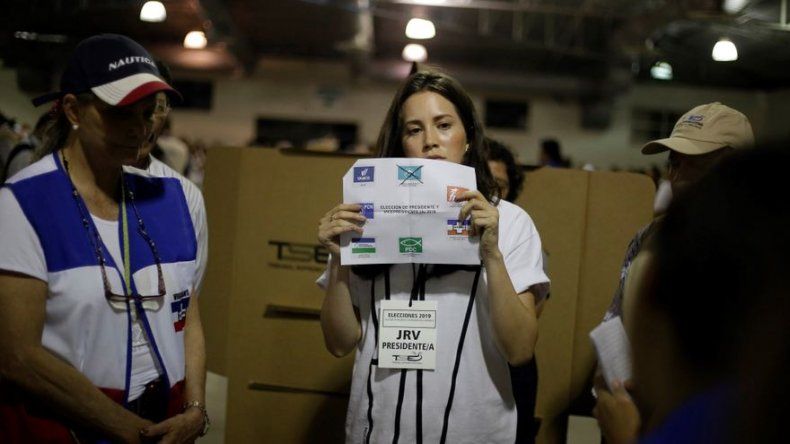Cierran centros de votación en El Salvador y comienza recuento de papeletas
