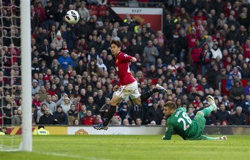 Manchester United gana y se aleja en la Premier