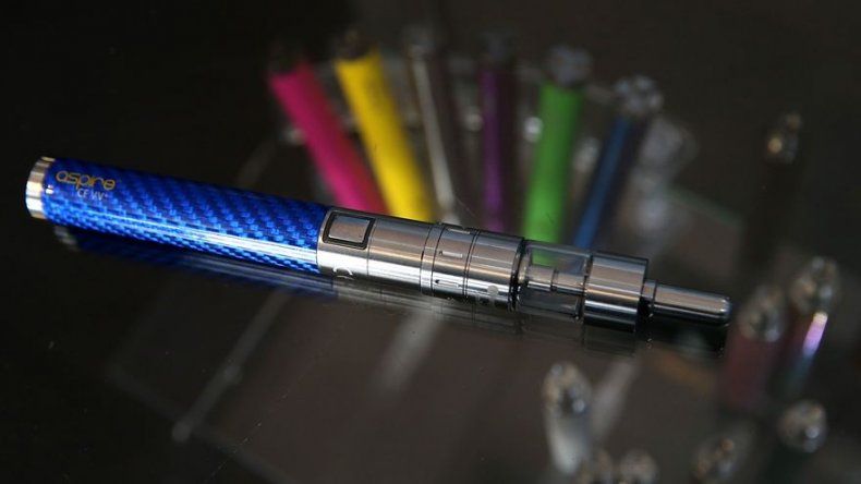 Prohíben cigarrillos electrónicos en equipaje de avión en EEUU