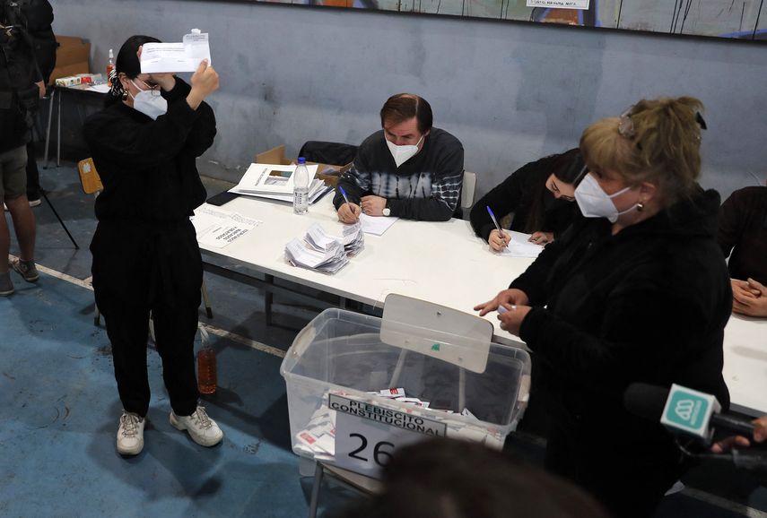 Los funcionarios electorales cuentan las papeletas después de que cerraran las urnas durante un referéndum para aprobar o rechazar una nueva Constitución