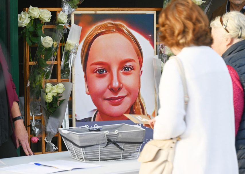 Francia condena a cadena perpetua a mujer por violar y matar a una adolescente. Francia condena a cadena perpetua a mujer por violar y matar a una adolescente.