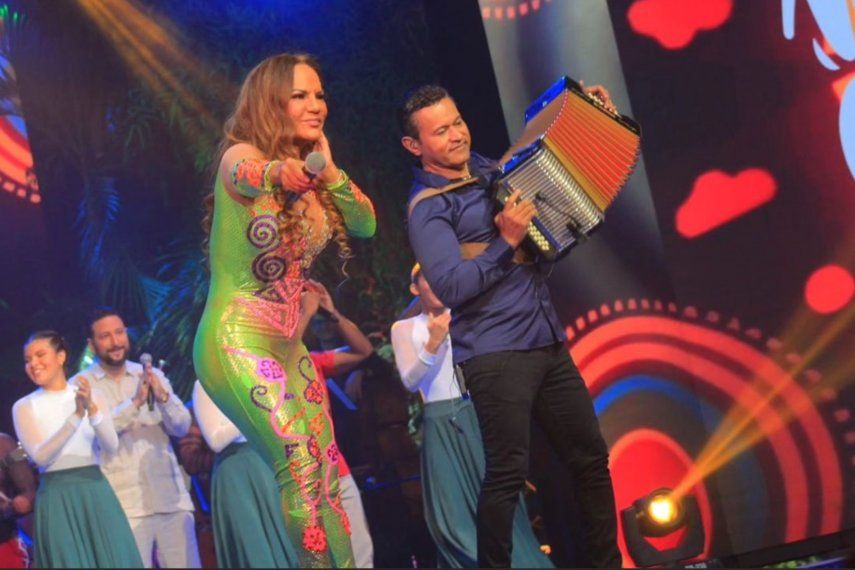 Samy y Sandra Sandoval se preparan para la tradicional amanecida en Los Uveros
