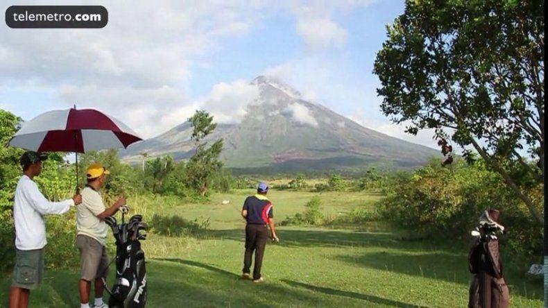 Miles de personas huyen de un volcán en Filipinas