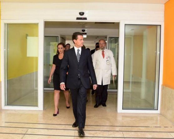 Peña Nieto visita en el hospital a turistas mexicanos heridos en Egipto