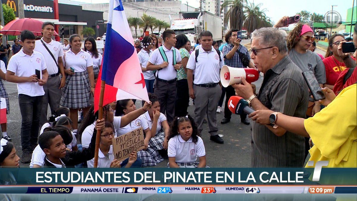 Estudiantes del Colegio Elena Chávez de Pinate protestan dando clases en  plena vía