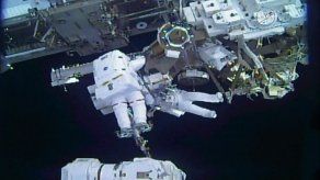 Astronautas terminan caminata espacial para reparar brazo robótico de ISS