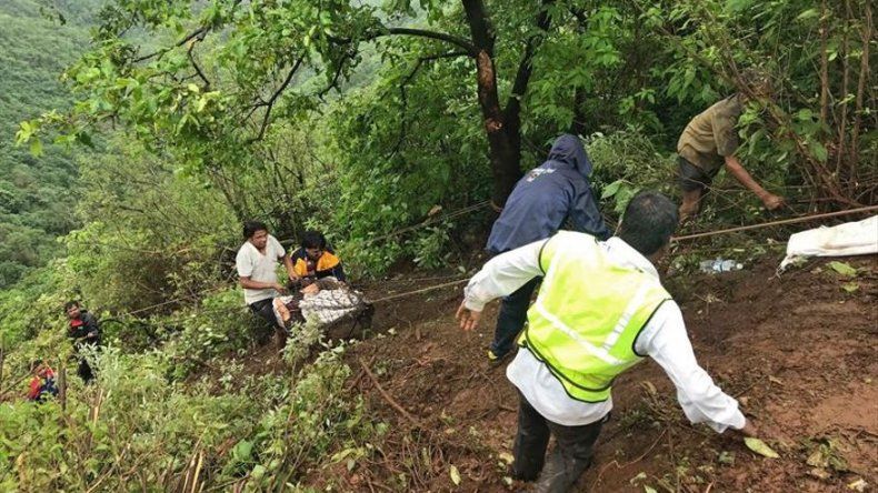 Al menos 30 muertos al caer un autobús por un precipicio en India