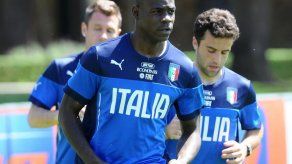 Mario Balotelli anuncia su enlace con Fanny Neguesha