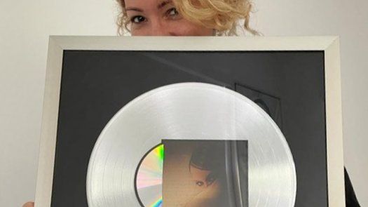Erika Ender muestra su placa de Disco de Platino en redes sociales.