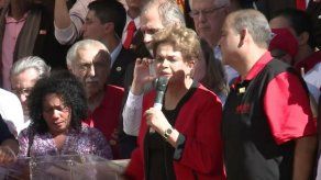 Rousseff aumenta programa contra pobreza y dice que resistirá hasta el final