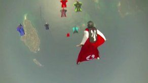 Paracaidistas logran récord de salto en conjunto