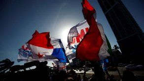 Policía de Costa Rica resguarda centenares de peregrinos que viajan a Panamá