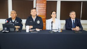 Representantes de Asuntos Antinarcóticos de Estados Unidos y Policía de Panamá sostienen reunión