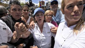 Esposa del detenido alcalde de Caracas dice que el político está bien