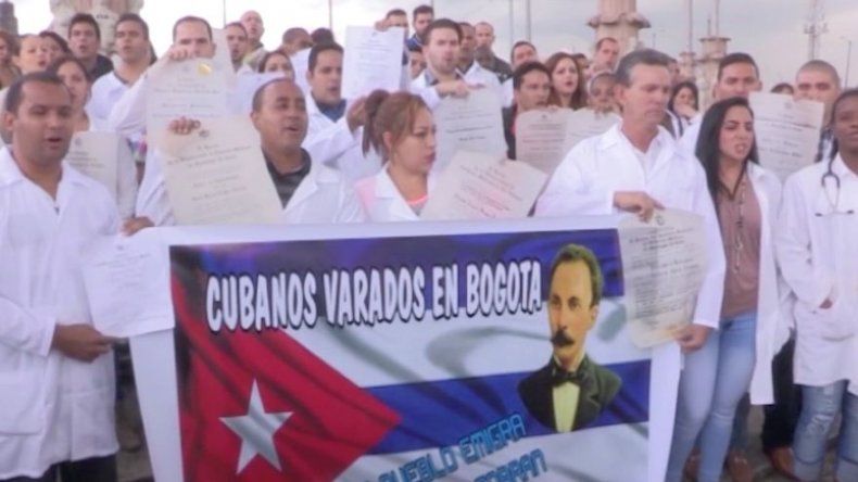 Médicos cubanos reclaman visado a EE.UU. tras desertar en Venezuela