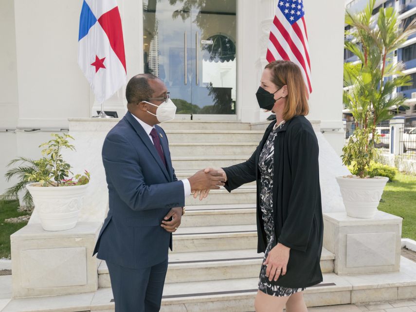 Procurador Caraballo junto a Heide Fulton subsecretaria adjunta del a INL.