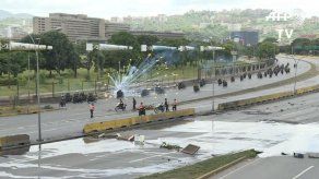 Cientos de opositores trancan calles en Venezuela en protesta contra Maduro