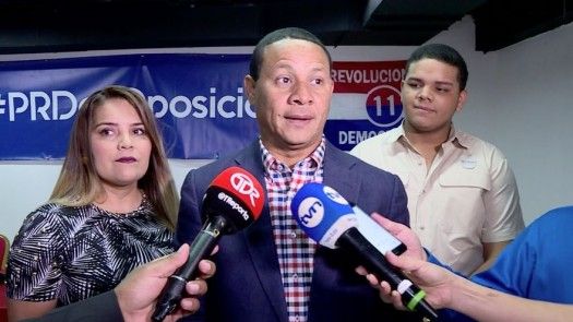 Héctor Brands busca ser diputado, retira documentación en sede del PRD