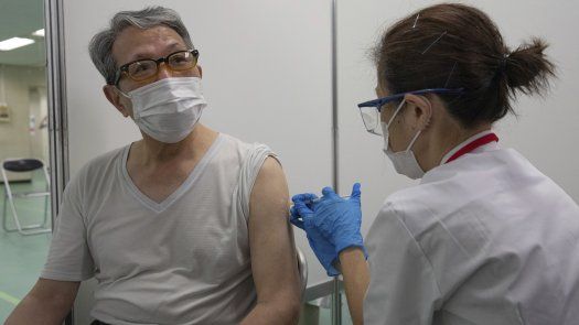 El objetivo es inocular a hasta 10.000 personas al día en Tokio y otras 5.000 diarias en Osaka durante los próximos tres meses.