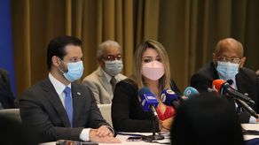 Los ministros de Comercio e Industrias, Ramón Martínez; Trabajo y Desarollo Laboral, Doris Zapata; y Economía y Finanzas, Héctor Alexander en la mesa de negociación con Minera Panamá.
