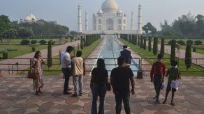 Las autoridades de India siguen aconsejando a la población que utilice mascarilla y mantenga la distancia.