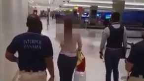 Momentos en los que la mujer fue detenida por agentes de la Interpol de Panamá en el eropuerto para su extradición.