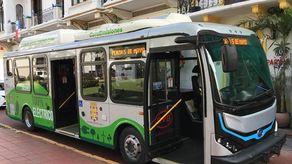 La Autoridad de Turismo implementará con MiBus una ruta de buses eléctricos en el Casco Antiguo.