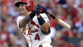 Yadier Molina ya no lleva el pulgar entablillado