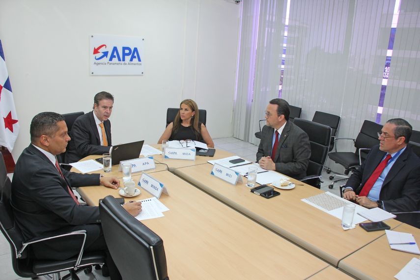 Ministro de Comercio e Industria participa en primera reunión de la Junta Directiva de la APA