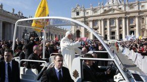 El Papa saluda a decenas de miles por última vez