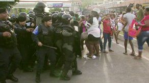 Moradores de Curundú se enfrentan con antidisturbios en la vía Omar Torrijos
