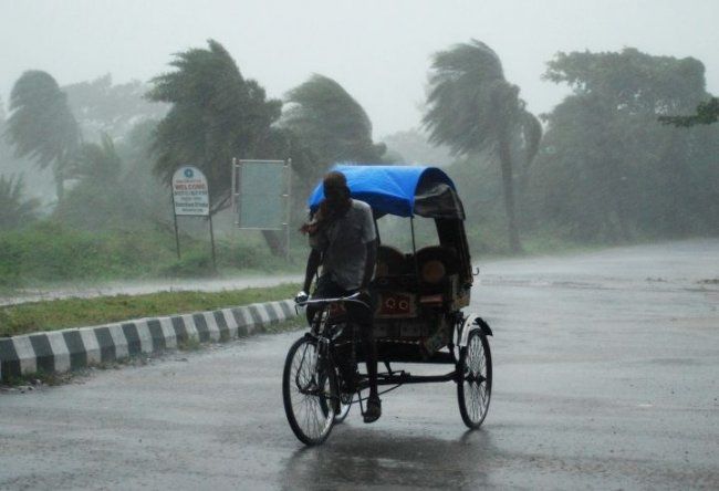 Ciclón Phailin azota el este de India