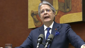 Presidente de Ecuador, amenazado de destitución, disuelve el Congreso